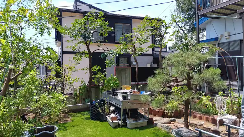 プロの技術で美しく剪定された洋風庭園の施工事例。幅広いデザインに対応する高品質な造園実績