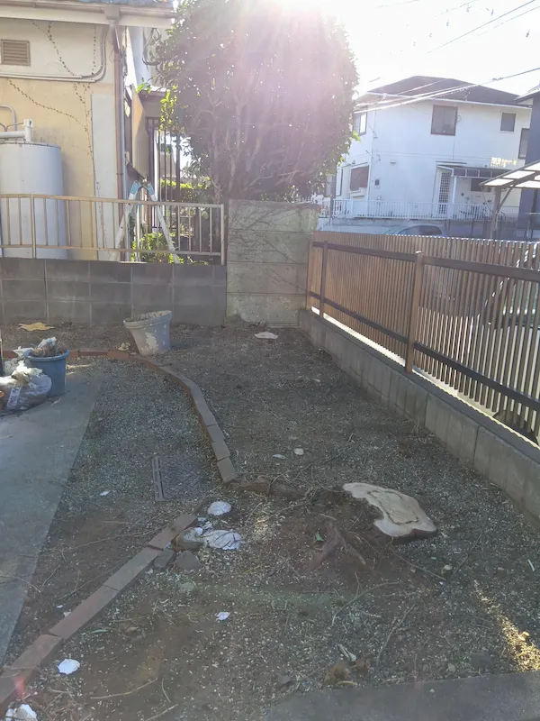 川崎市麻生区東百合丘の現場にて、道路から見えていた庭木の伐採が完了した後の様子