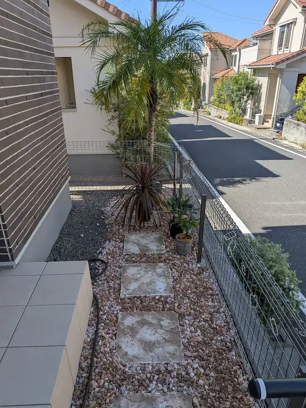 東京都稲城市若葉台での抜根作業後、お庭に平板と砂利を敷き、鉢植えを綺麗に配置した様子