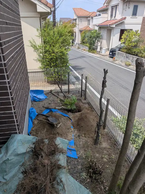 東京都稲城市若葉台の現場にて、庭木の抜根作業を行う箇所の全体風景