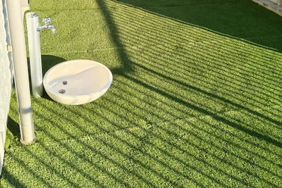 抗菌・防炎機能を持つ最高級人工芝「リアリーターフ」を施工したお庭の様子