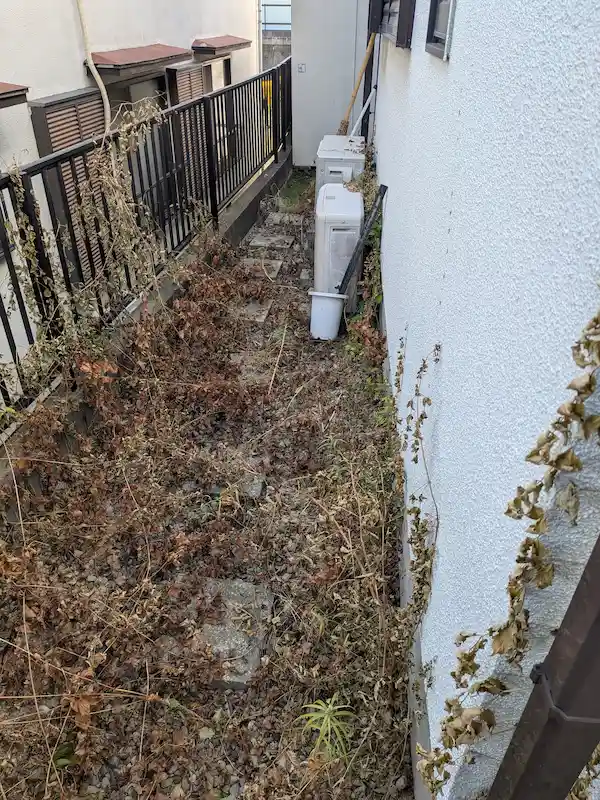 川崎市宮前区菅生の現場で手に負えない雑草を除草剤で根まで枯らせた作業中の様子