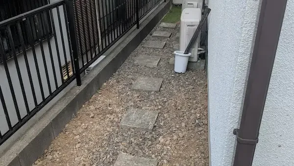 川崎市宮前区菅生の除草事例|機械が使えない砂利敷きを職人の手作業で解決【植木屋涼風】