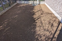 転圧機で地盤を固め数年後の沈みを防ぐ不陸整正が完了したお庭