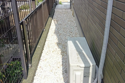 防草シートの上に石灰砂利を敷き詰め美しく仕上げた家の裏手
