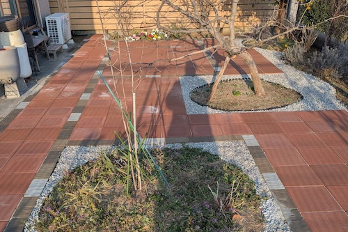 平板敷きと砂利、植栽で美しく整理されたお庭の造園施工例