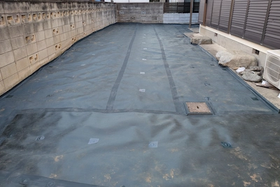 強力な防草シート「ザバーン350」を隙間なく敷き詰めた施工後の様子