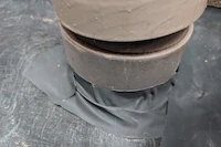 排水マスの形状に合わせて精密にカットされ隙間なく敷設された防草シート