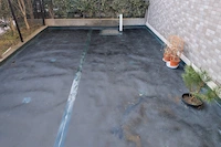 防草シートの敷設が完璧に完了し障害物周りも隙間なく処理された清掃後の美しいお庭