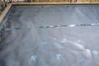 ブロック塀や建物との境界(キワ)まで隙間なく密着させ雑草の逃げ道を塞いだ防草シート