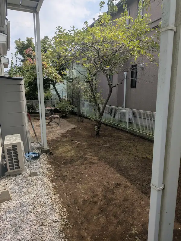 草刈り機と手作業で丁寧に除草し、スッキリと美しく整った三輪緑山のお庭