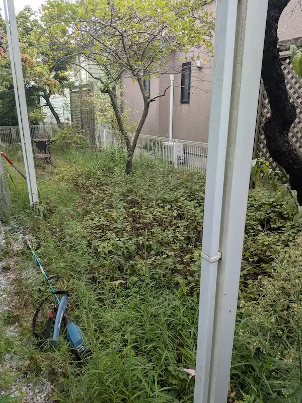 町田市三輪緑山にて、お庭全体に雑草が広がり景観が損なわれてしまった除草作業前の様子