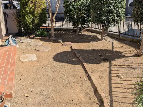 植木屋涼風による除草・草取りサービス。茂りすぎた雑草を根こそぎ取り除き、お庭の美しさを取り戻すプロの施工事例